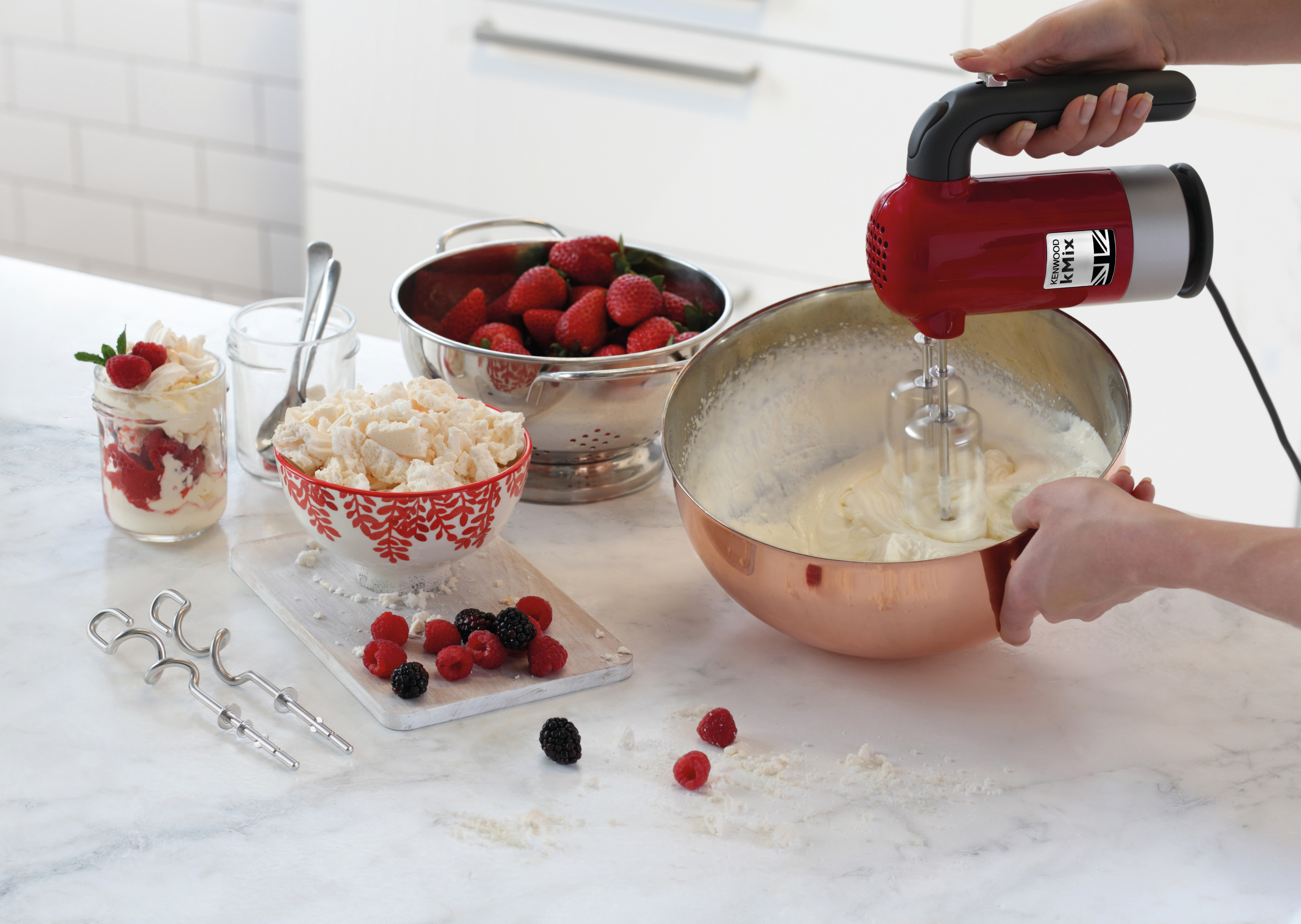 Термопластичный шликер миксер. Операция с помощью миксера. Операция с помощью миксера. Планетарный миксер с едой. Блендер с чашей для замеса теста.